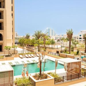 Beachside Calm 1BR - Pool, Gym & Stylish Retreat in Prime Dubai Spot
