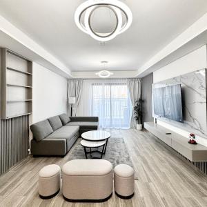 Homes2Retreat - Modern 2BR with Balcony in JVC