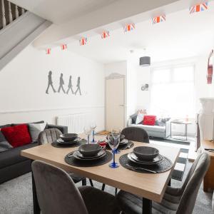 Beatles Themed Home near Anfield, sleeps 7, Garden, Contractors, Games