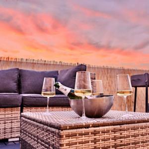 Ayora Penthouse - Jacuzzi, Huge Private Rooftop, BBQ, Sunset Views, FastWifi, AC