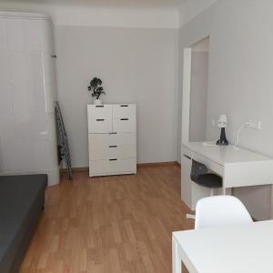 Lovely & sunny 2 rooms Free street parking