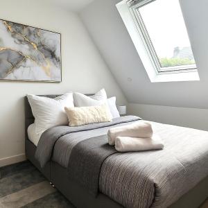 Prime Location! Cozy Stay by Riverside,Tube, Shops