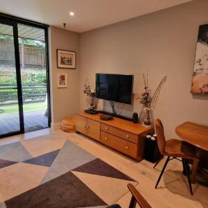 2BD South Croydon Haven: Garden Serenity