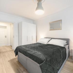The Lachmann Group Apartment, 2BR, one living room, 2 bathrooms, family friendly, 4 - 7 Guests