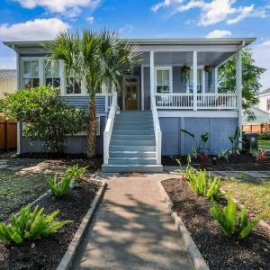 4 blocks fr beach, central location, Pet friendly!