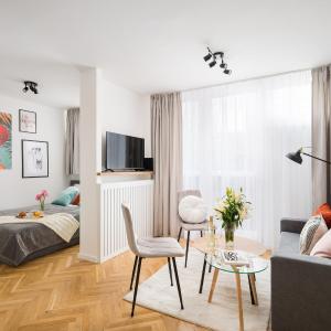 Juicy Studio for 2-3 in the buzzing city centre of Warsaw Metro Central Station