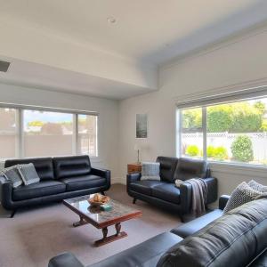 Spacious Remuera Bungalow with Parking and Aircon