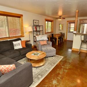 Sweet Dreams Retreat - Pet friendly home near Golf Course and Ponderosa Park w/ Wifi & garage