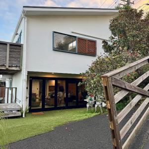 Sandy Toes & Netflix Nights, Relaxing Auckland Retreat