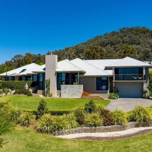 Red Lotus Guesthouse - A Grand Valley Views Escape