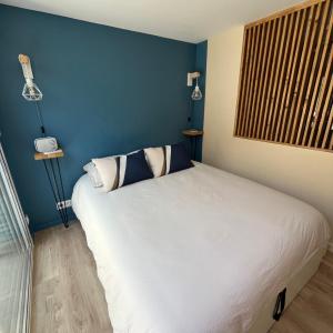 Chambre et salle de bain dans dépendance