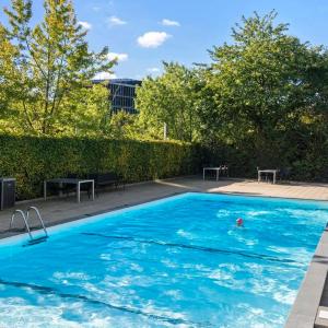 M udendørs pool sauna p kælder og stor altan