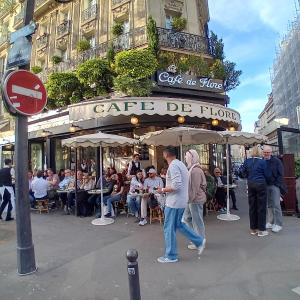 5 minute Eiffel tour and Louvre meusm ,aoesome and romantic appartement in Marais ,1mins metro,amusing place