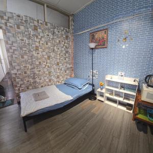 211 Spacious studio with breezy fan full amenities with free Wi-Fi