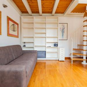 INGEGNOLI1 Bright top floor apartment by Hospity