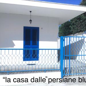 La casa dalle persiane blu