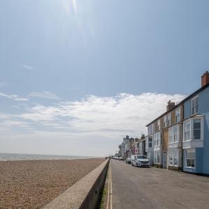 Shore View, Aldeburgh - A lovely Seafront House on famous Crag Path with uninterrupted Beach Views - Aldeburgh Coastal Cottages