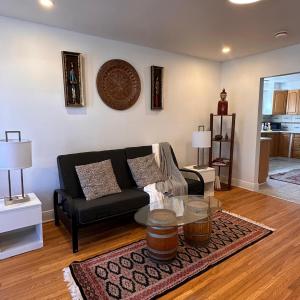 Charming & Cozy Family Home Near Plaza, Movie hall