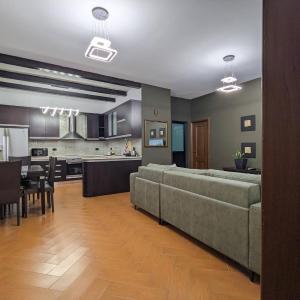 Classic villa-spacious city center free parking