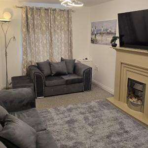 Cosy three bedroom spacious house with parking and Wi-Fi for 7guests