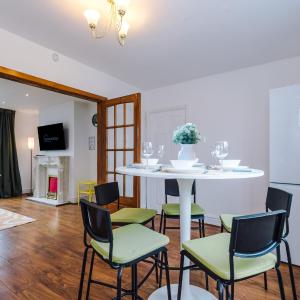 Driveway Stunning 3Bedroom Home In Withington