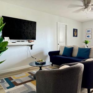 City View Newly Renovated 3 Beds w Free Parking LM909