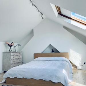 Bright loft room near Wimbledon tennis