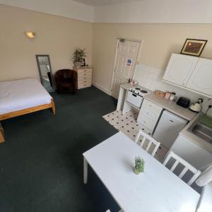 11 Tabor Grove Room 6