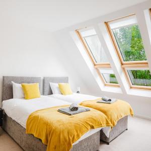 Stylish 4 bedroom home with WIFI, Free Parking and close to Old Trafford