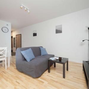 Air Conditioned Apartment in Warsaw with Parking, Balcony and Bathtub by Noclegi Renters