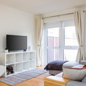 Spacious 2 Bed House - 20 Min Bus To City Center