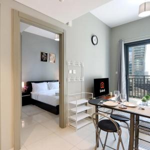 Stylish 1BR Close to Metro Burj Khalifa & Dubai Canal