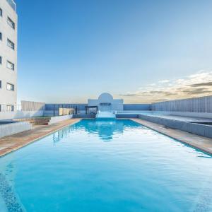 Exquisite Emerald Stay at Ridgeton Modern Two Bedroom Apartment in the Heart of Umhlanga Ridge Sleeps 6