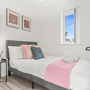 Spacious 2-Bedroom House,Families, Private Parking, High Speed Wi-Fi, Guests 4