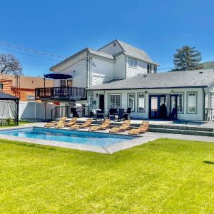 Hot Tub & Game Room! 2 Blocks to Dtwn Chelan