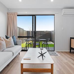 Fantastic Favona Style and Luxury 3 BR and 2 Bath