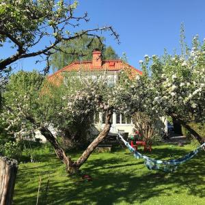 Private house from 1911 own garden 10 mins to city