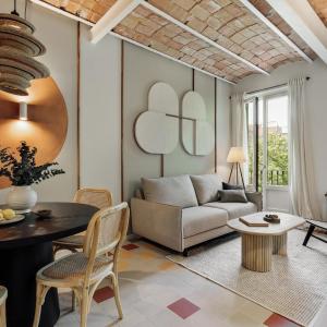 Nal - 2 bedrooms, office and balcony in Eixample Dreta