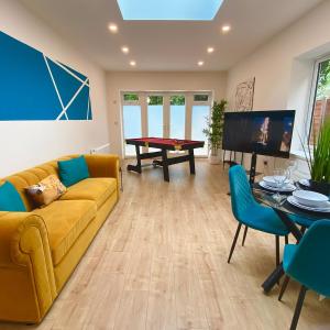 Work-Friendly Four Bedroom Getaway - Free WiFi -Sleeps 9