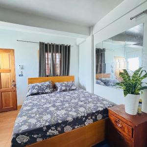 Penthouse Unit with OceanView, Wifi, Free Parking at Sonia's Island Stay
