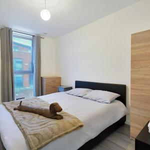 Spacious 3 Bed in Stratford, London with Free Parking & Wi-Fi
