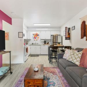 Pink Dreams - Walk to Live Music, Bars, Restaurants - Free Parking
