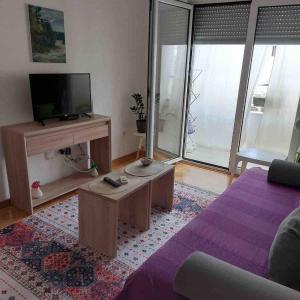 Cozy Apartment with Private Garage - Walk to City Center
