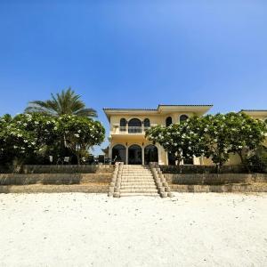 Amazing 4 bedrooms Villa private Beach and Pool In palm Jumeirah Dubai