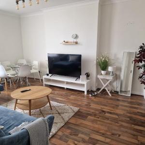 2BR Apartment Earls Court Prime Location