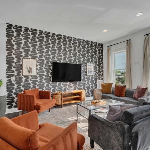 Large Home with Rooftop and Views Sleeps 12