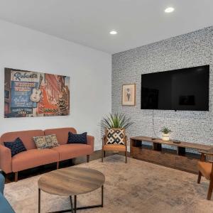2 Lux Homes Huge Rooftop 2mi to DT Sleeps 24