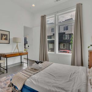 2 Lux Homes 2mi to Broadway Huge Rooftop Sleeps 24