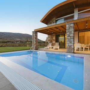 Semi-detached house with private pool