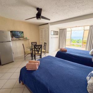 Condo with lagoon view & beach access :)